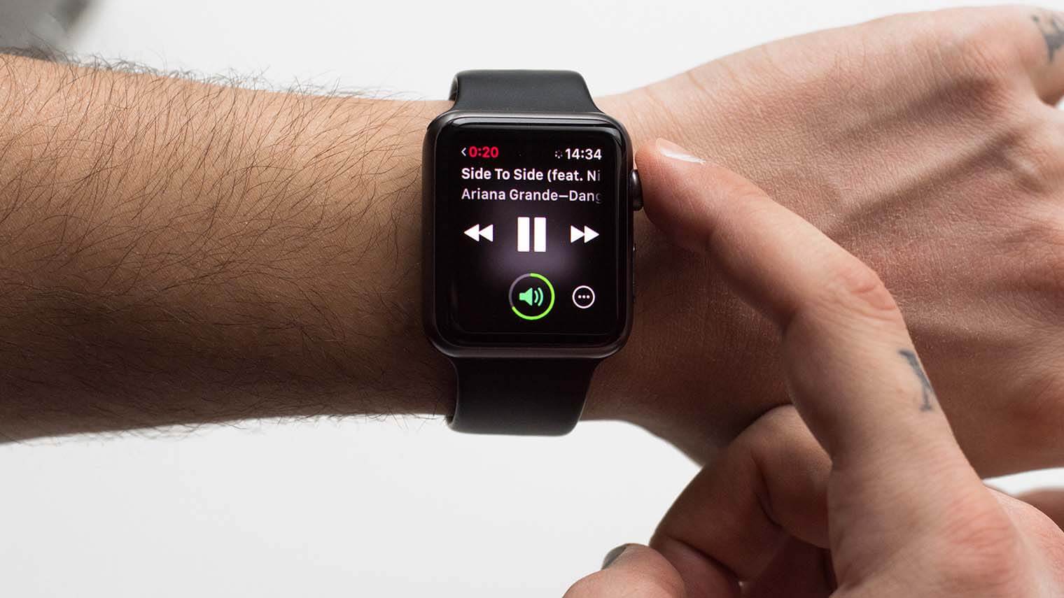 Как слушать через часы. Часы эпл вотч и наушники. Apple watch s1 Bluetooth. Наушники Аппел воч. Эппл вотч и аирподс.