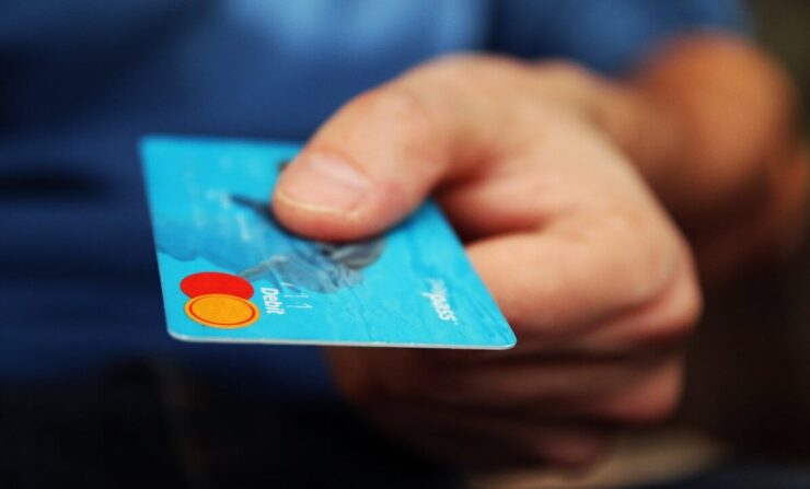 Бесконтактные платежи в России. Если вы были в США, то знаете, что при оплате товаров в магазине картой, у вас обязательно спросят: «Debit or Credit?». Бесконтактные платежи в России. Если вы были в США, то знаете, что при оплате товаров в магазине картой, у вас обязательно спросят: «Debit or Credit?». Фото.