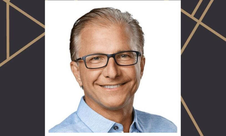 Это Грех Джозвиак, и это он руководит придумкой всех маркетинговых трюков. Фото.