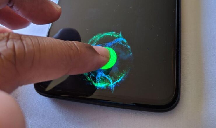 Сканер отпечатков пальцев в экране в iPhone пока не появится. Фото.