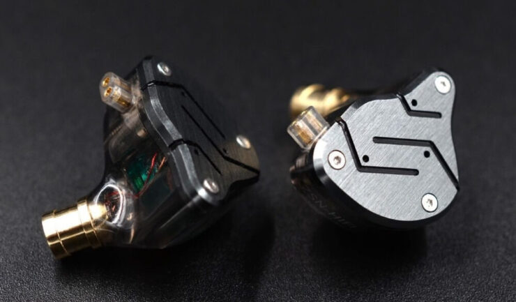 Наушники для lossless-музыки. Слушать Lossless-музыку можно только в проводных наушниках. Фото.