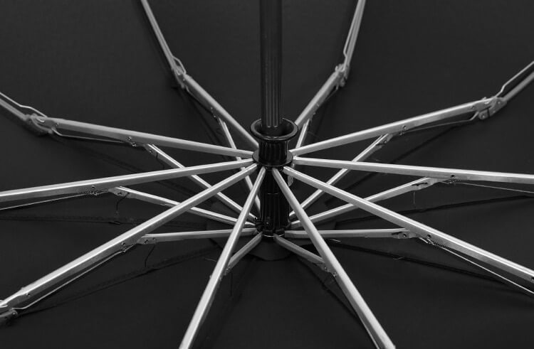 Зонт Xiaomi не вывернет наизнанку даже очень сильный ветер. Фото.