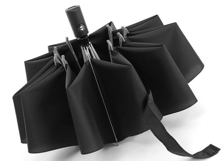 Купить зонт Xiaomi. Этот зонт складывается обратным способом. Концы его спиц направлены вверх, а не вниз. Фото.