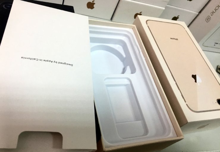 Обменный iPhone поставляется без коробки. Фото.