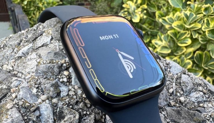 Стоит ли покупать Apple Watch 7. Дисплей Apple Watch 7 теперь прикрыт суперпрочным закалённым стеклом. Стоит ли покупать Apple Watch 7. Дисплей Apple Watch 7 теперь прикрыт суперпрочным закалённым стеклом. Фото.