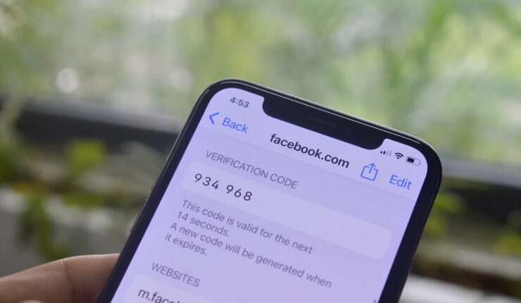 Двухфакторная аутентификация Apple. Коды синхронизируются между вашими устройствами и вставляются сами. Фото.