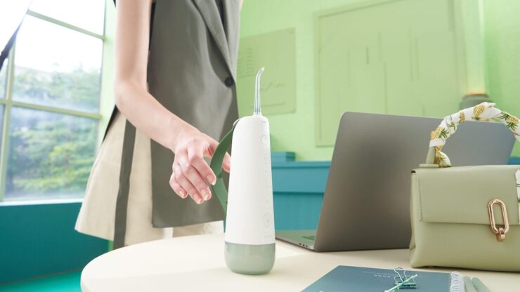 Ирригатор эффективно заменяет зубную нить. Фото.