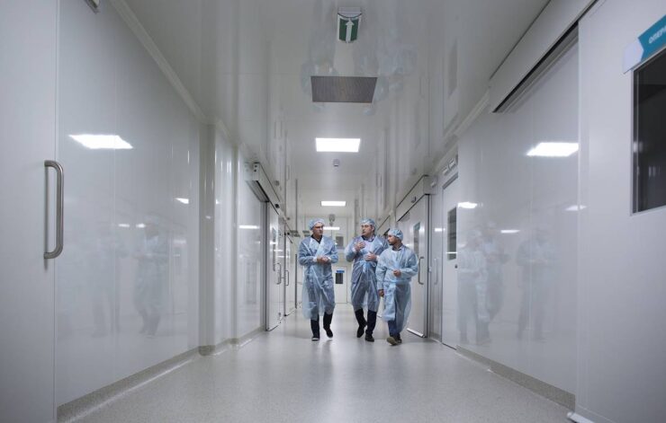 Часы с измерением сахара в крови. Если бы Apple сделали свою поликлинику, продвигать технологии стало бы гораздо проще. Фото.