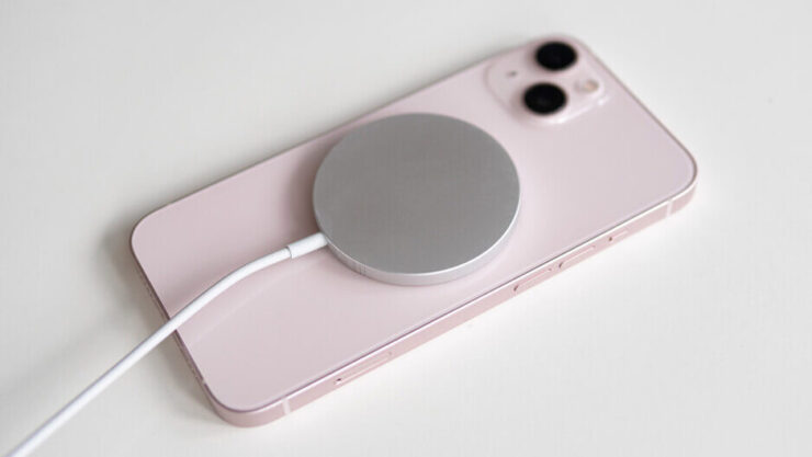 MagSafe — это всё ещё не самый быстрый способ зарядить iPhone. Фото.