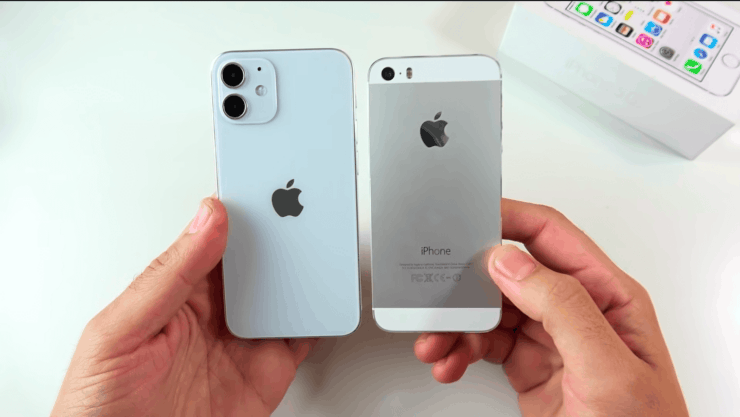 Самый компактный смартфон в 2021. iPhone 12 mini и iPhone SE — словно близнецы. Фото.