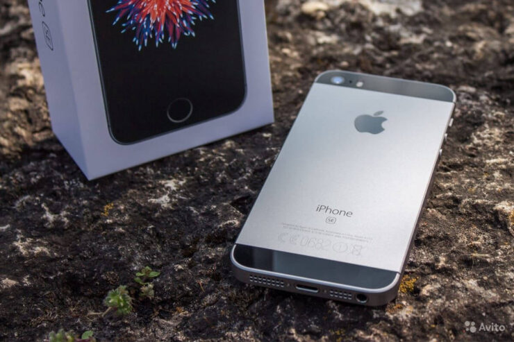 Кнопка домой в Айфоне. Размеры смартфона всегда радуют, но это, скорее, минус в 2021 году. Фото.