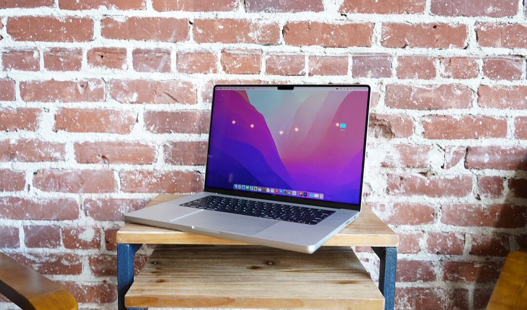 Прости нас, Джони, мы всё профукали. Новый MacBook Pro — просто супер-толстый. Фото.