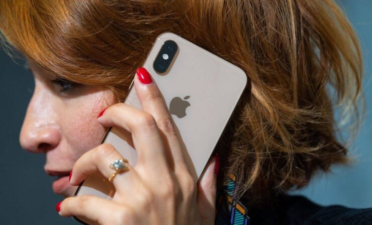 Когда я вижу девушку с телефоном, думаю, что она слушает голосовое сообщение. Фото.