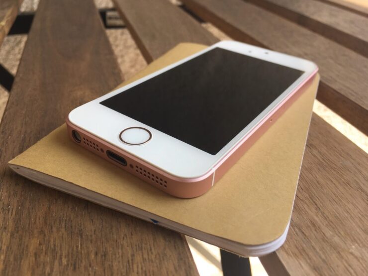 iPhone SE 2016. Все любят iPhone SE, но его время безвозвратно ушло. Фото.