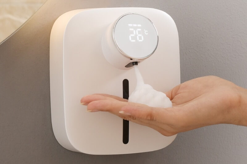 Этот дозатор хорош тем, что крепится к стене и имеет встроенный термометр. Фото.