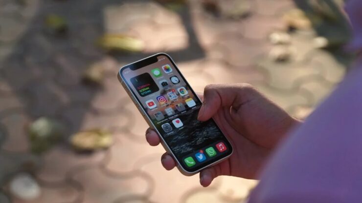 Чаще всего на проблему чувствительности экрана жалуются владельцы iPhone 13, но есть и другие. Фото.
