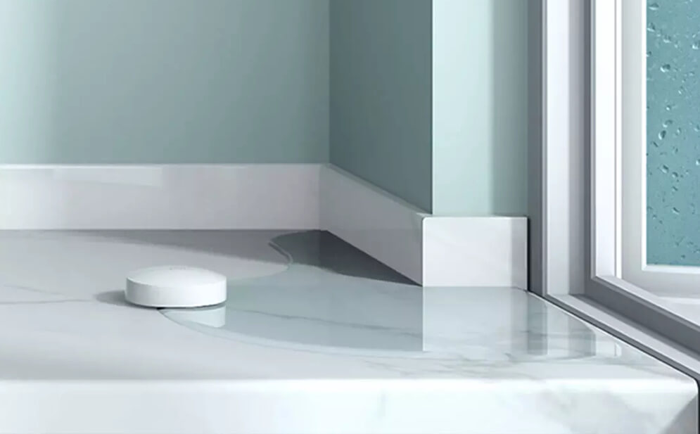 Датчик протечки убережёт вас от затопления соседей и ремонта их квартиры. Фото.