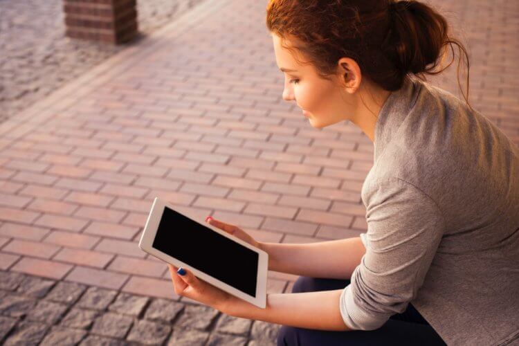 Чтение книг на айпаде. Носить с собой классический iPad не очень удобно. Чтение книг на айпаде. Носить с собой классический iPad не очень удобно. Фото.