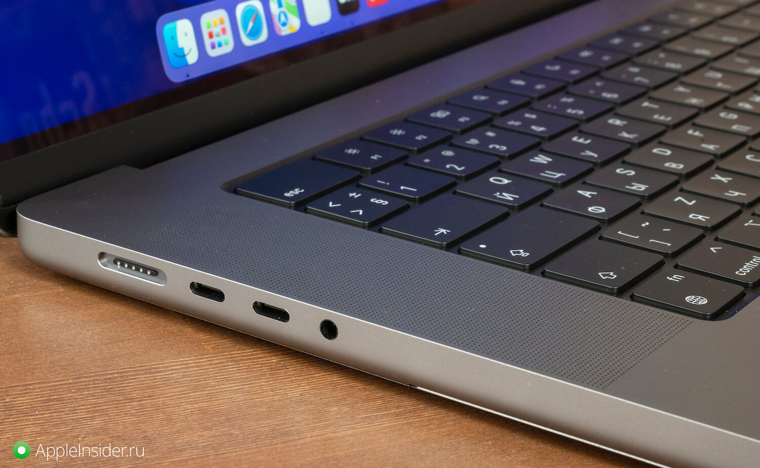 MacBook с магнитной зарядкой MagSafe. Возврат к MagSafe немного странное решение, но он нужен для большой скорости зарядки. MacBook с магнитной зарядкой MagSafe. Возврат к MagSafe немного странное решение, но он нужен для большой скорости зарядки. Фото.
