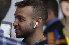 Почему носить AirPods уже не модно. Фото.