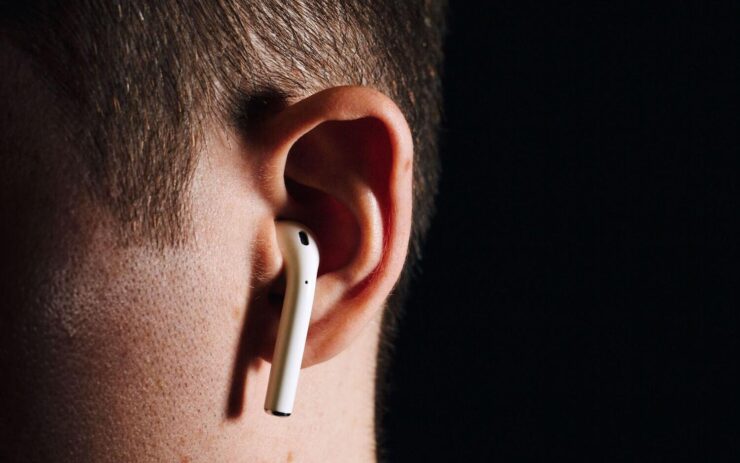 Качество звука AirPods. Качество звука в AirPods выше, чем у проводного аналога, но на фоне Sony все равно низкое. Фото.