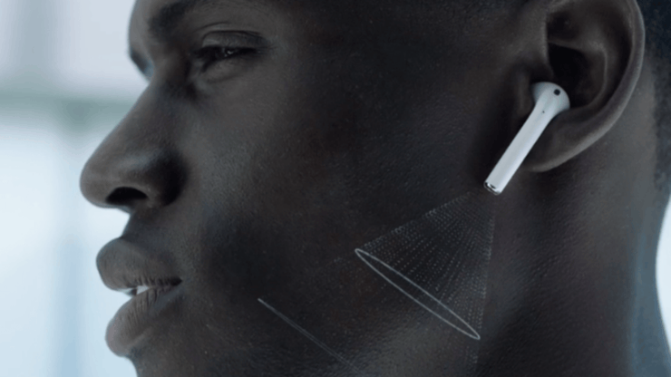 Микрофон AirPods. Микрофон в AirPods на картинке выглядит красиво, на деле — ни о чем. Фото.