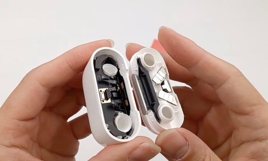 Процессор AirPods 3 и AirPods Pro — один и тот же — H1. Но в AirPods 3 явно установлена более современная версия. Фото.