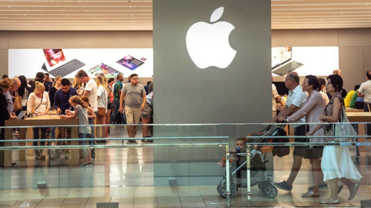 Люди уже не стоят в очередями за новыми iPhone. Они заходят в Apple Store, скорее, заодно с другими делами. Фото.