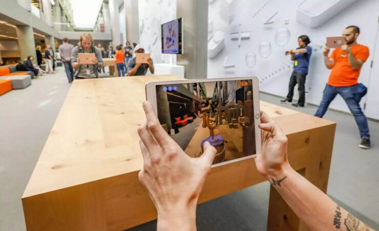 Дополненная реальность Apple. На данный момент дополненная реальность опережает события, а практического применения ей маловато. Фото.