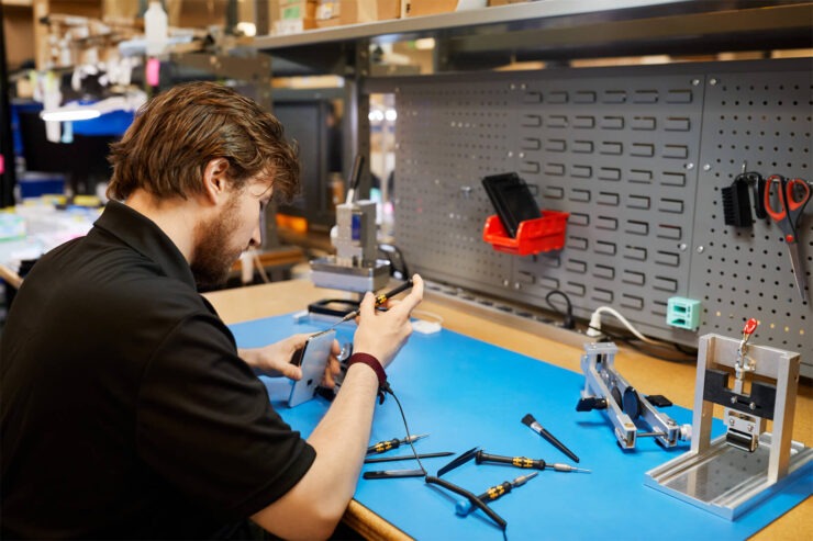 Перед отправкой запчастей Apple предоставит инструкцию по замене запчастей. Фото.