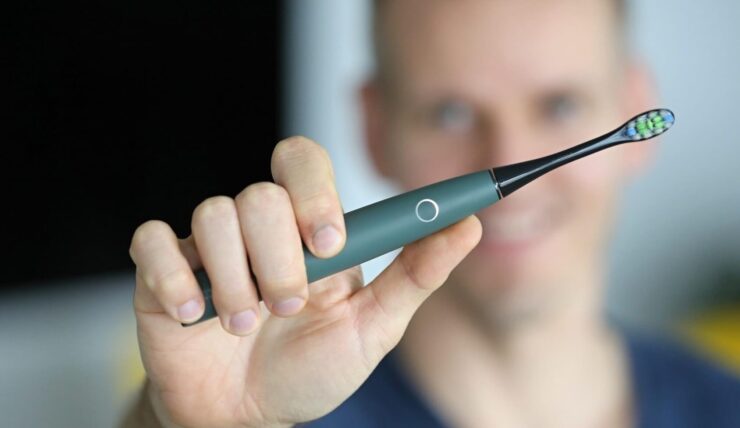 Недорогая электрическая зубная щётка. Oclean Air 2 — одна из самых простых и недорогих, но при этом эффективно очищающих моделей в линейке Oclean. Фото.