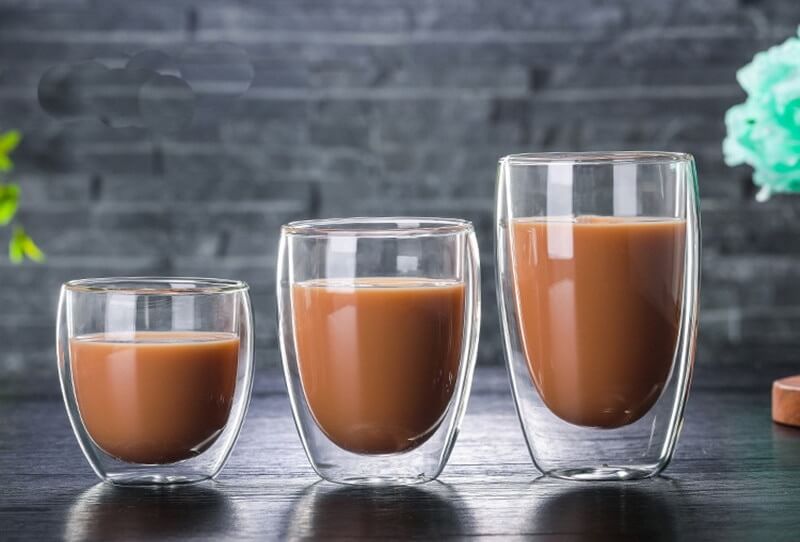 Капучино принято пить в специальных чашках небольшого размера. Фото.