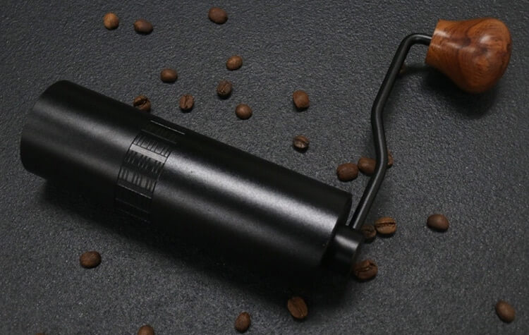 Это одна из лучших жерновых кофемолок с такой ценой. Фото.