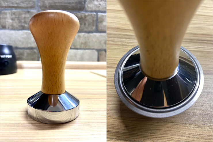 Темпер нужен для правильного прессования кофе в таблетку. Фото.