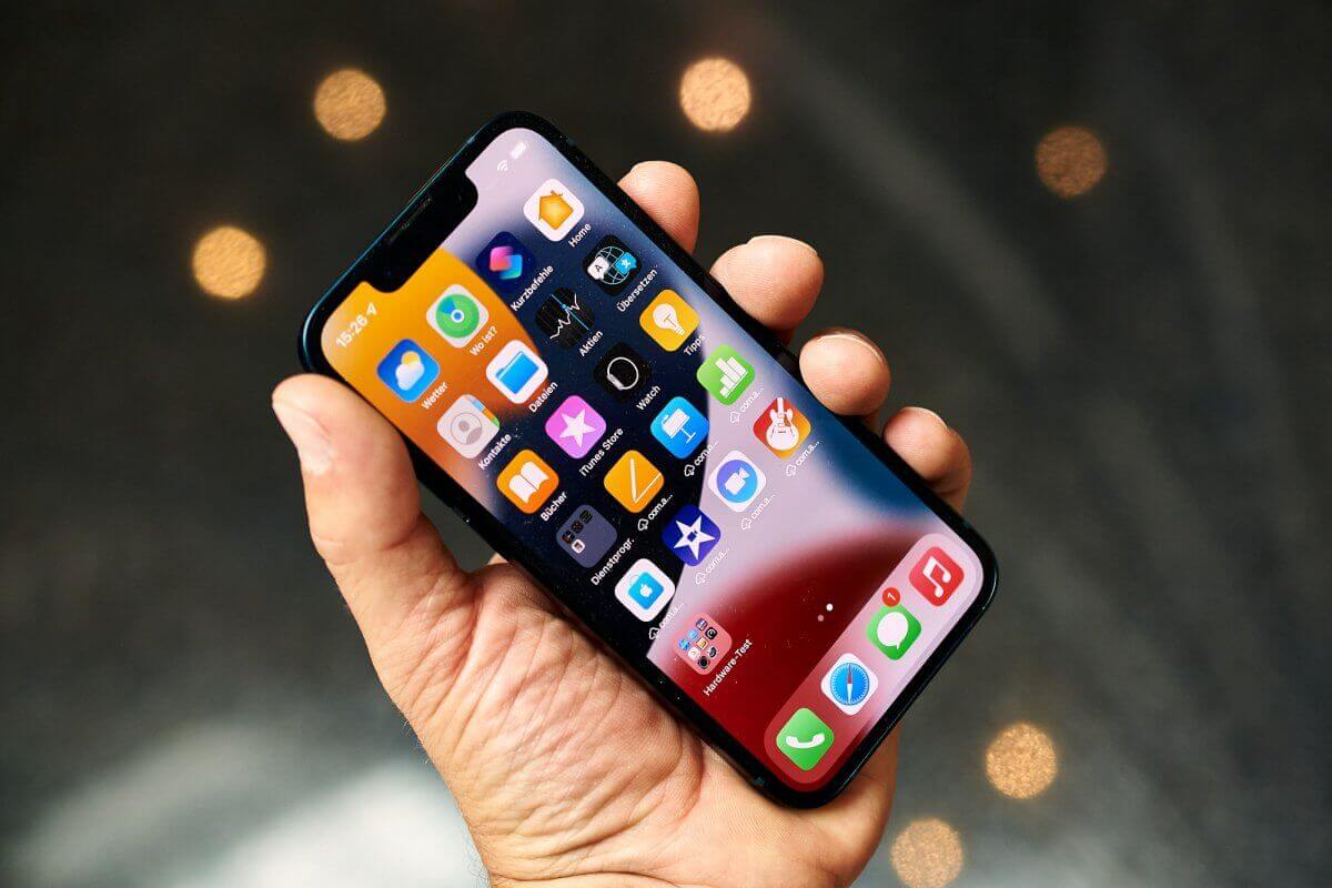 Исправлена проблема перебоев сотовой сети в iPhone 12 и iPhone 13. Фото.