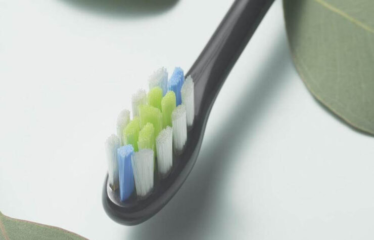 Недорогая электрическая зубная щётка. Чистащая головка с особыми щетинками от Dupont эффективно очищает зубы от налёта. Фото.