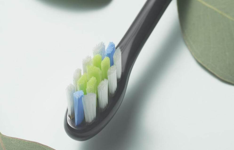 Чистащая головка с особыми щетинками от Dupont эффективно очищает зубы от налёта. Фото.