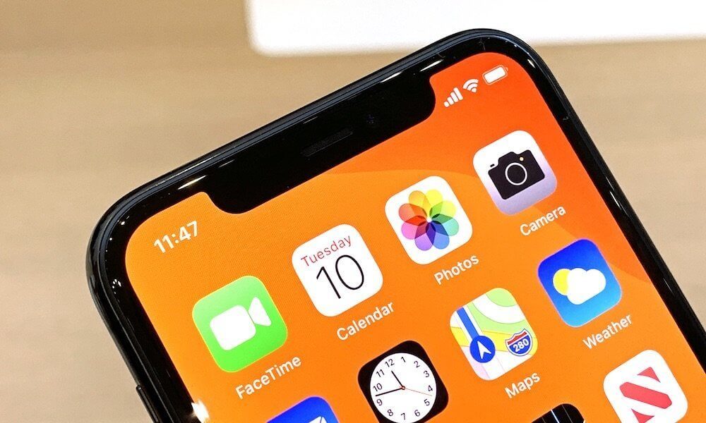 Данная фотография отлично демонстрирует и рамки, и дисплей iPhone 11. Фото.