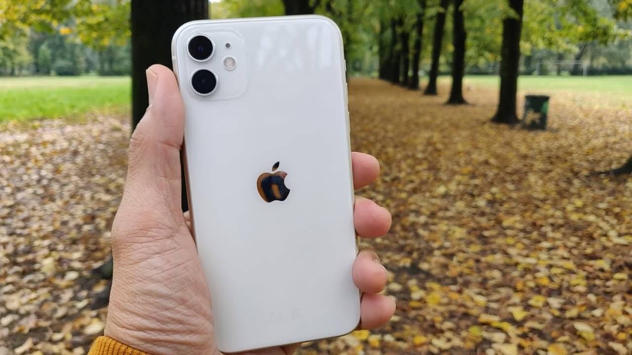 Мой iPhone 11. Цвет — огонь, но в руке лежит просто ужасно. Фото.