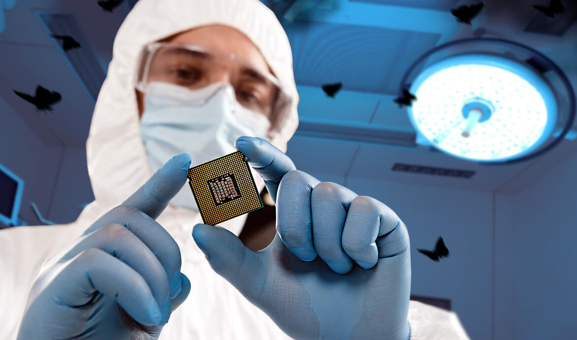 Чтобы начать внедрять носимую электронику людям под кожу, она должна стать ощутимо меньше. Фото.