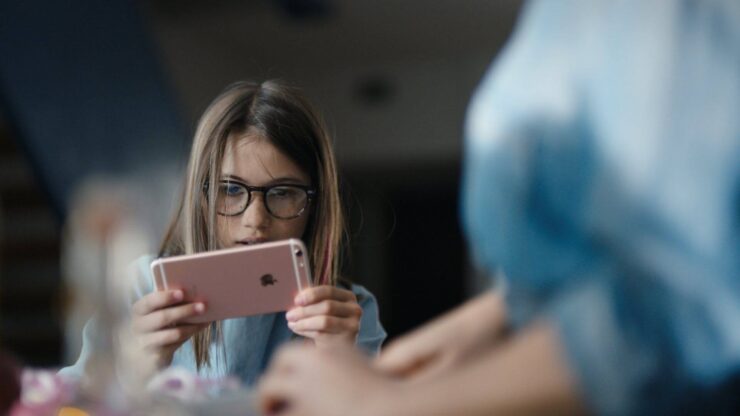 Как смотреть фильмы на Айфоне. Согласитесь, смотреть фильмы на iPhone долго не получается: глаза устают, удобно его не установишь да и аккумулятор сядет. Как смотреть фильмы на Айфоне. Согласитесь, смотреть фильмы на iPhone долго не получается: глаза устают, удобно его не установишь да и аккумулятор сядет. Фото.