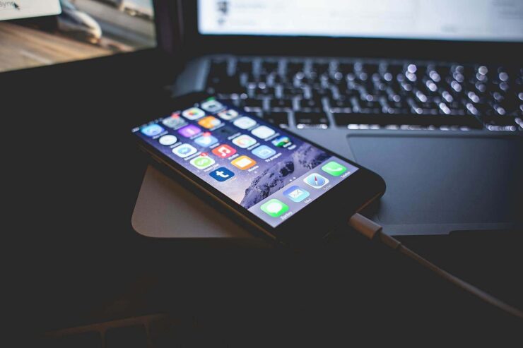 Резервная копия iPhone на компьютере. Если собрались восстановить резервную копию из iTunes в новый iPhone, то придется обновить iOS на телефоне. Фото.