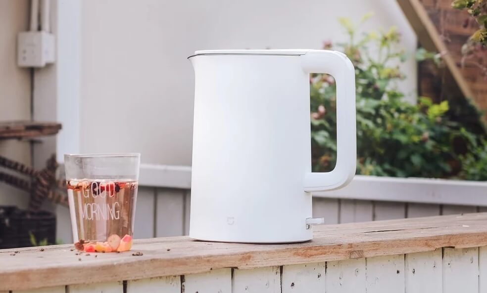 Это самый известный чайник Xiaomi — Mijia 1A. Фото.