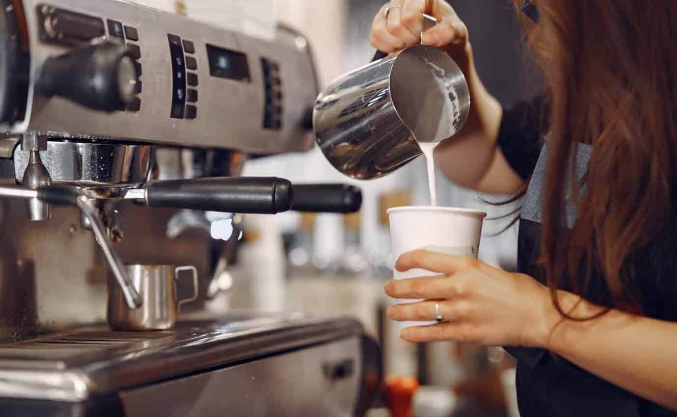 Питчер используется для взбивания молока для капучино. Фото.