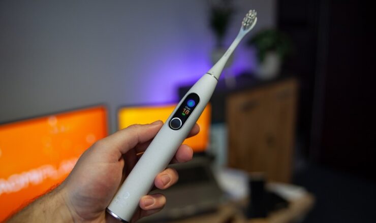 Самая крутая зубная щётка. Даже зубные щётки теперь имеют цветной сенсорный экран. Фото.