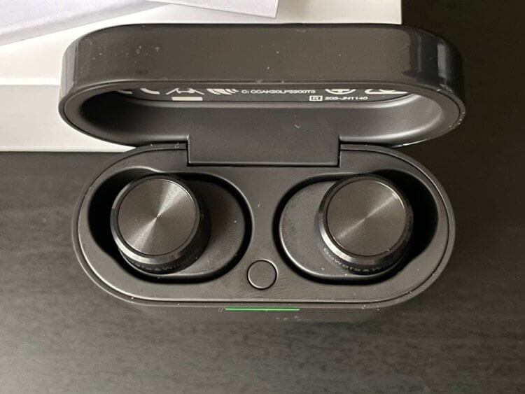 Аналог AirPods Pro для Айфона. Кнопка сопряжения внутри: непривычно после AirPods. Аналог AirPods Pro для Айфона. Кнопка сопряжения внутри: непривычно после AirPods. Фото.