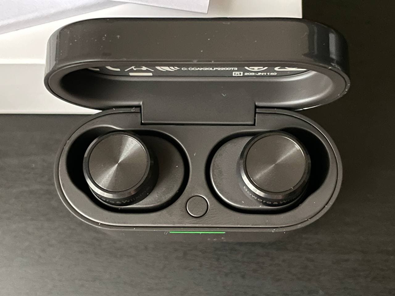 Кнопка сопряжения внутри: непривычно после AirPods. Фото.