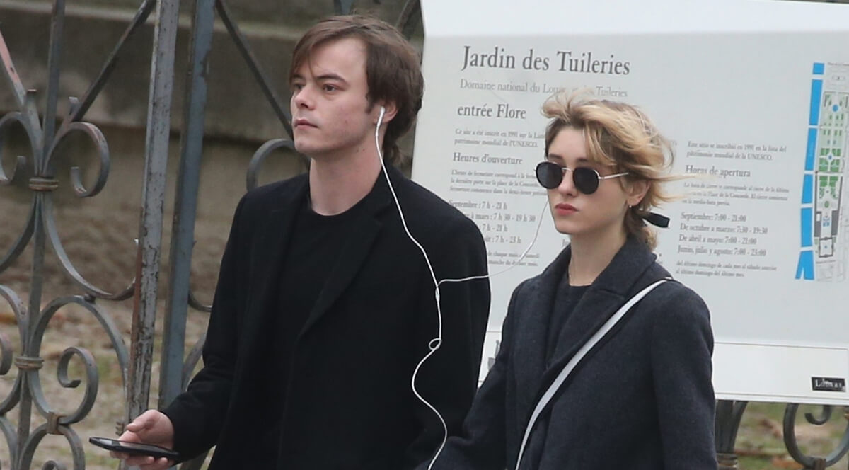 Звезды сериала «Очень странные дела» Чарли Хитон и Наталия Дайер. Фото.