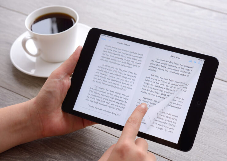 Читать в iBooks удобно в любое время дня. Фото.