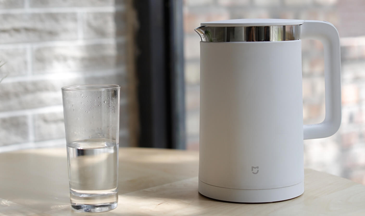 Это единственный умный чайник в сегодняшней подборке, который управляется через приложение. Фото.